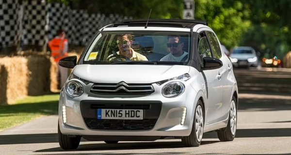 Citroen C1 е "братчето" на Peugeot 108.  Така че не би трябвало да е изненада, че се появява на четвърто място в списъка на Warrantywise за най-надеждни малки автомобили.
Отново, един добър автомобил с пробег от 80 000 километра струва между 4000 и 4 800 евро. И е идеална първа кола за всеки нов шофьор. Евтин при евентуален ремонт.
